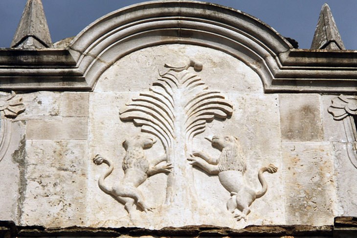Pavlinski grb ukrašava vrh pročelja - lavovi, palma i gavran koji u kljunu drži hljeb